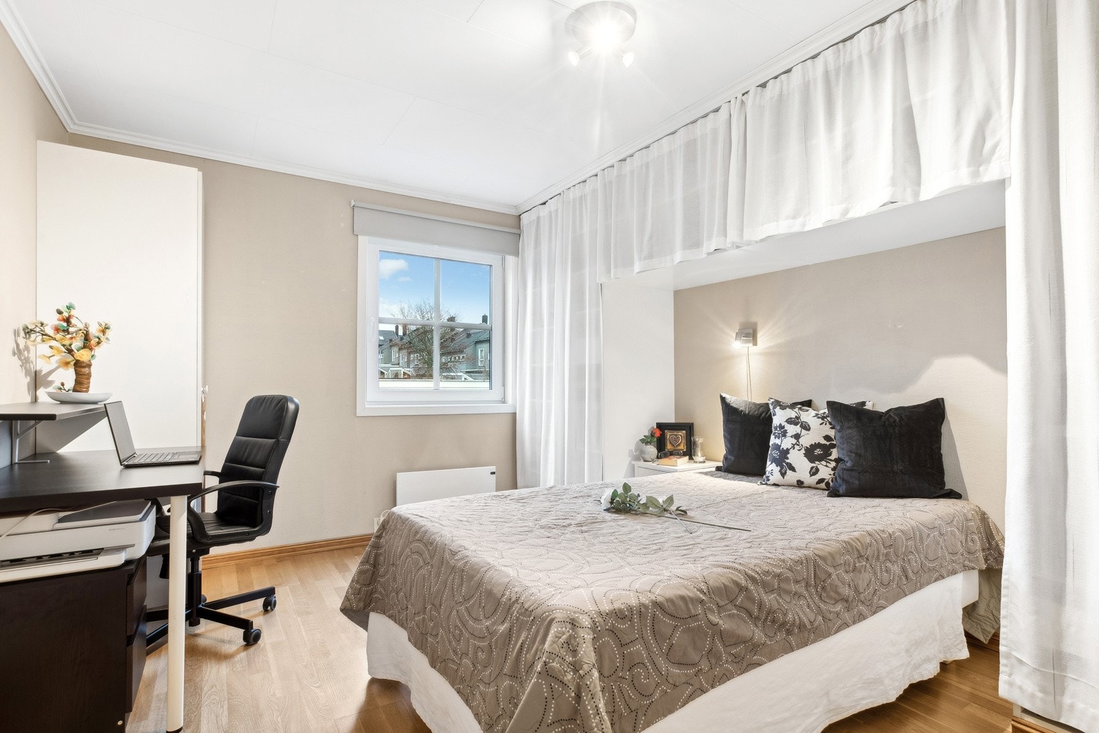 Romslig soverom med plass til stor seng, kommode, stol og garderobeskap. Galleribilde