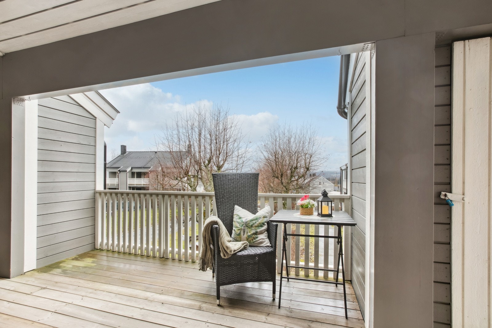 Hyggelig uteplass ved inngangsdøren. Her kan du innrede med en god utestol og et lite bord, hvor du kan nyte fint vær. Galleribilde