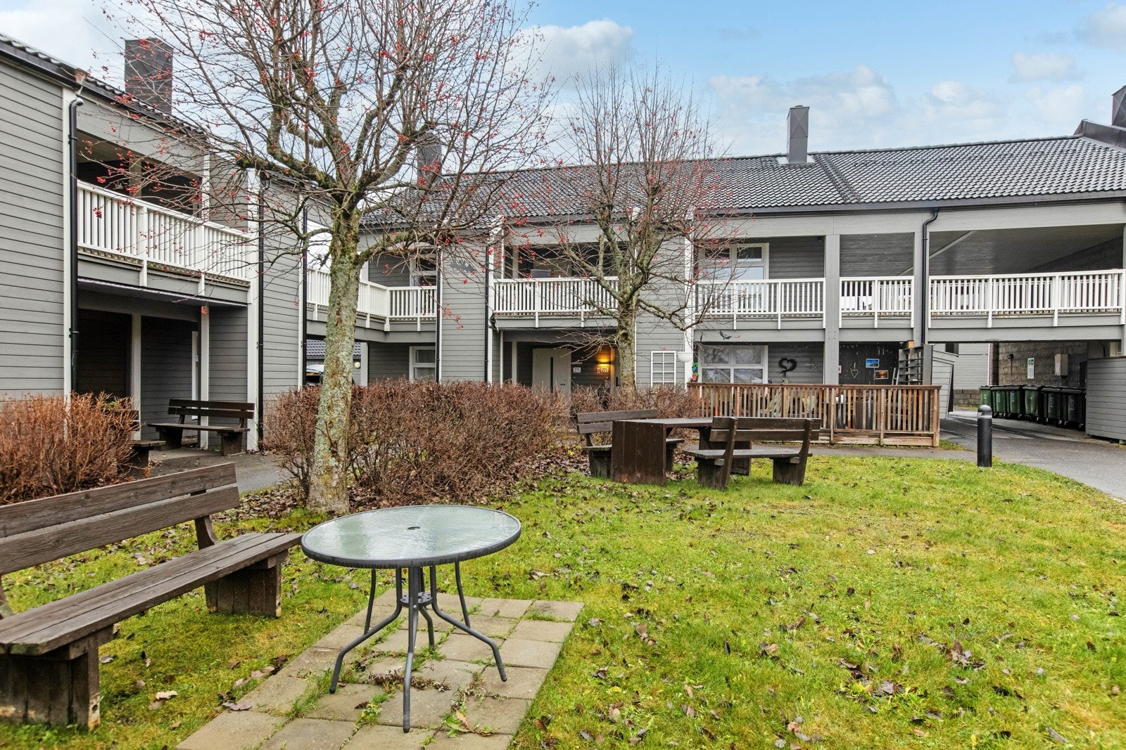 Det er gangavstand til barnehager, skole (1-10 kl.), offentlig kommunikasjon og nærbutikker. Galleribilde