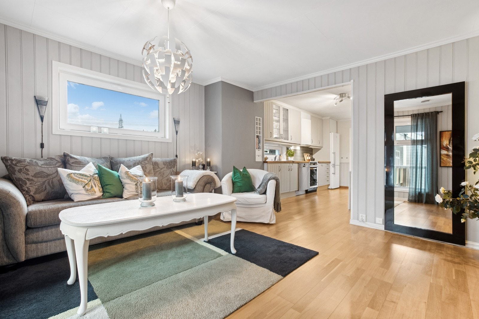 Stuen har plass til en stor sofa med tilhørende møblement. Galleribilde