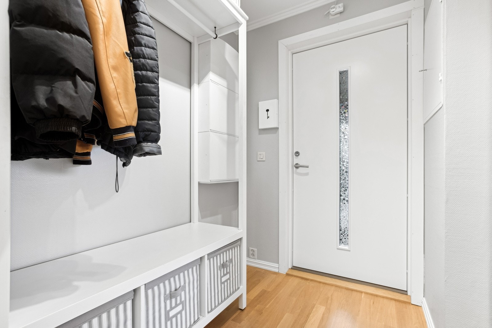 Entré med plass til skap for å henge av seg sko og yttertøy. Galleribilde