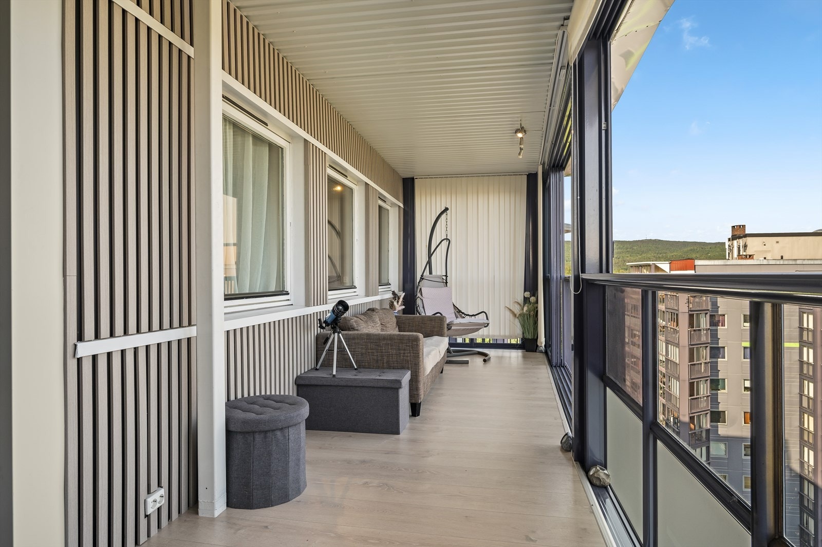 Den innglassede balkongen er en fantastisk uteplass store deler av året, med glass som kan skyves til side Galleribilde