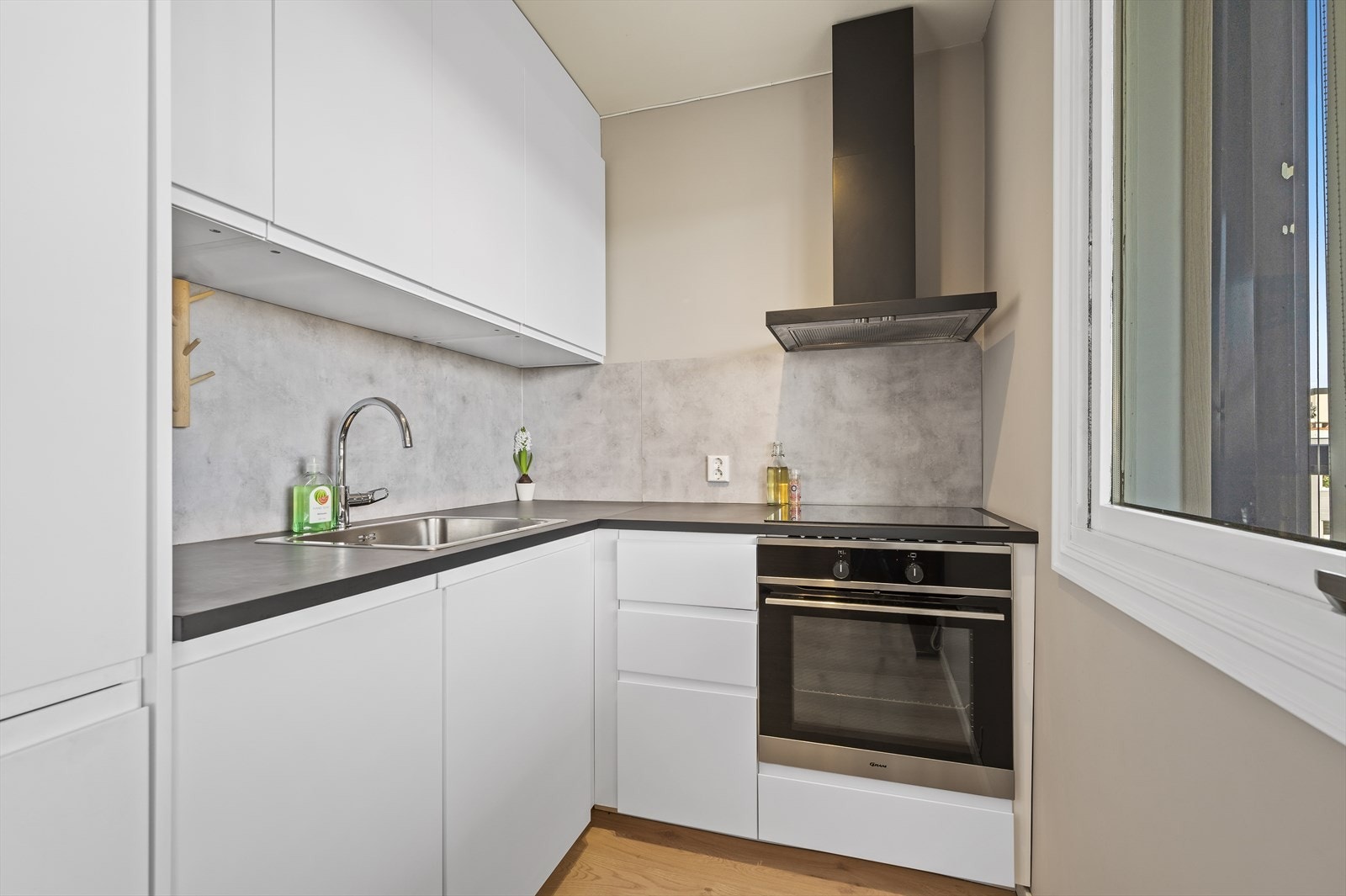 Lekkert kjøkken med integrert oppvaskmaskin, kjøl/frys, stekeovn og platetopp Galleribilde