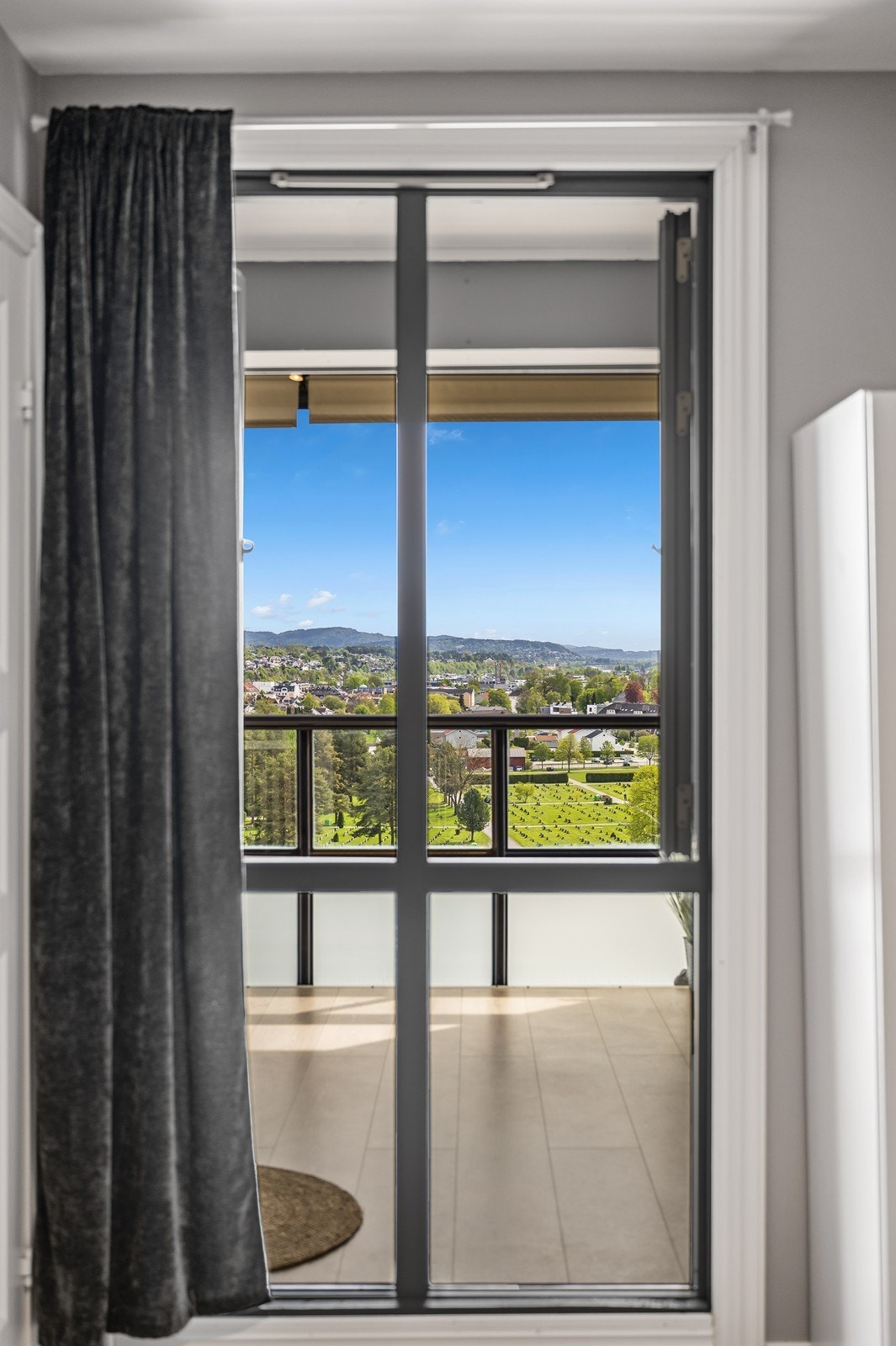 Det nye vinduet er en solid oppgradering av soverommet med både luftemulighet og utsikt Galleribilde
