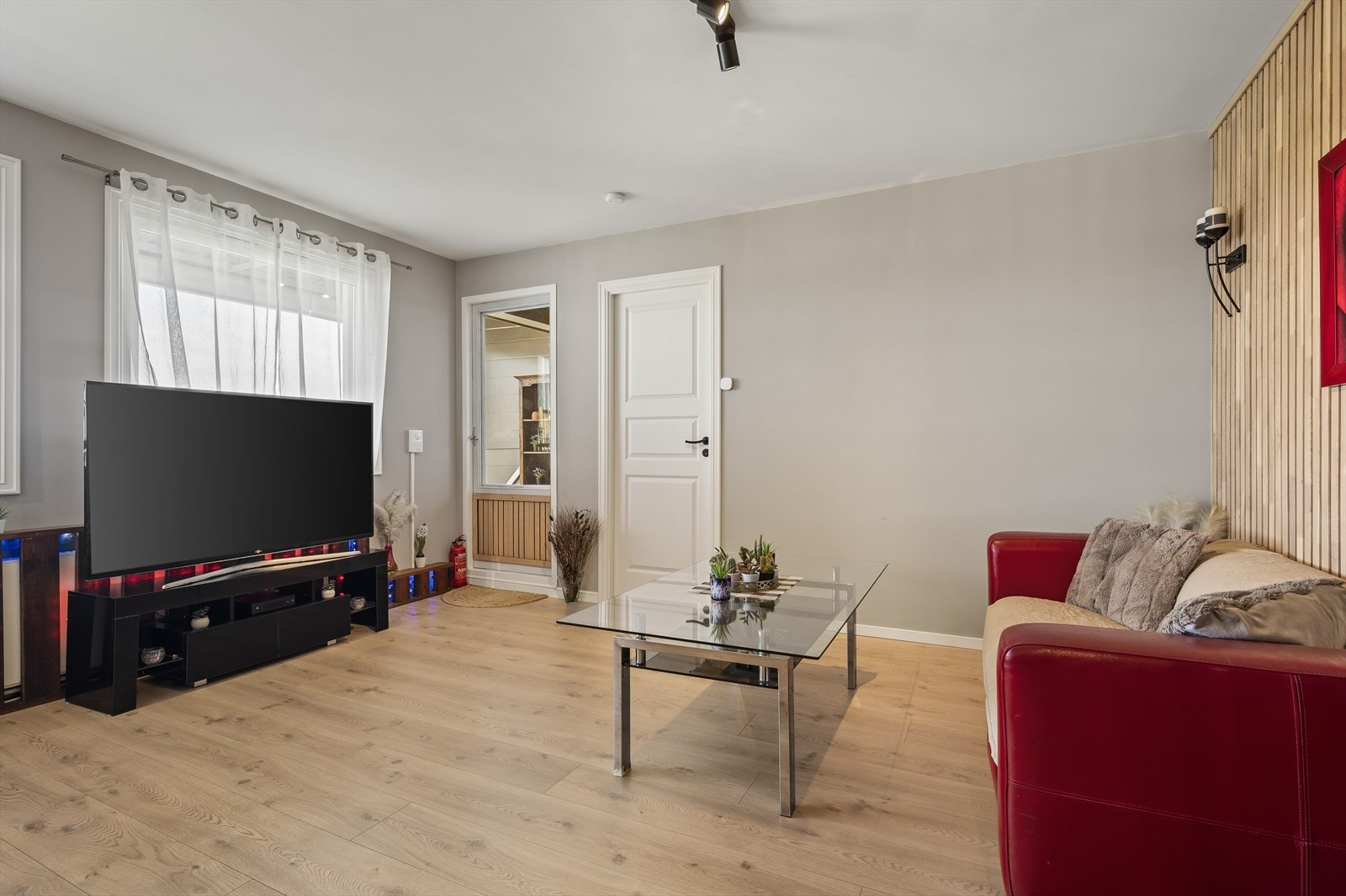 I stuen er det plass til sofagruppe og spisemøblement Galleribilde