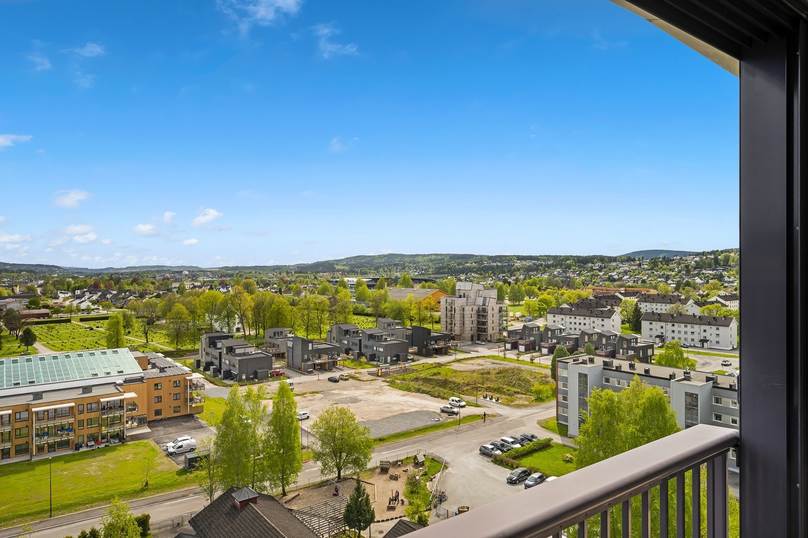 Vidstrakt utsikt sørover mot blant annet Skien sentrum Galleribilde