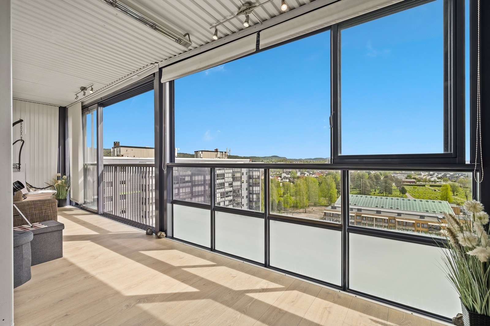 Balkongen er oppgradert med laminatgulv og spileplater på vegger Galleribilde