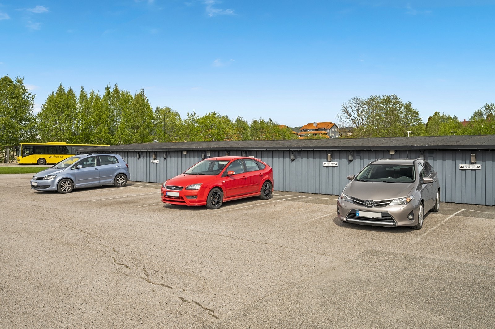 Bussholdeplass like utenfor døren Galleribilde