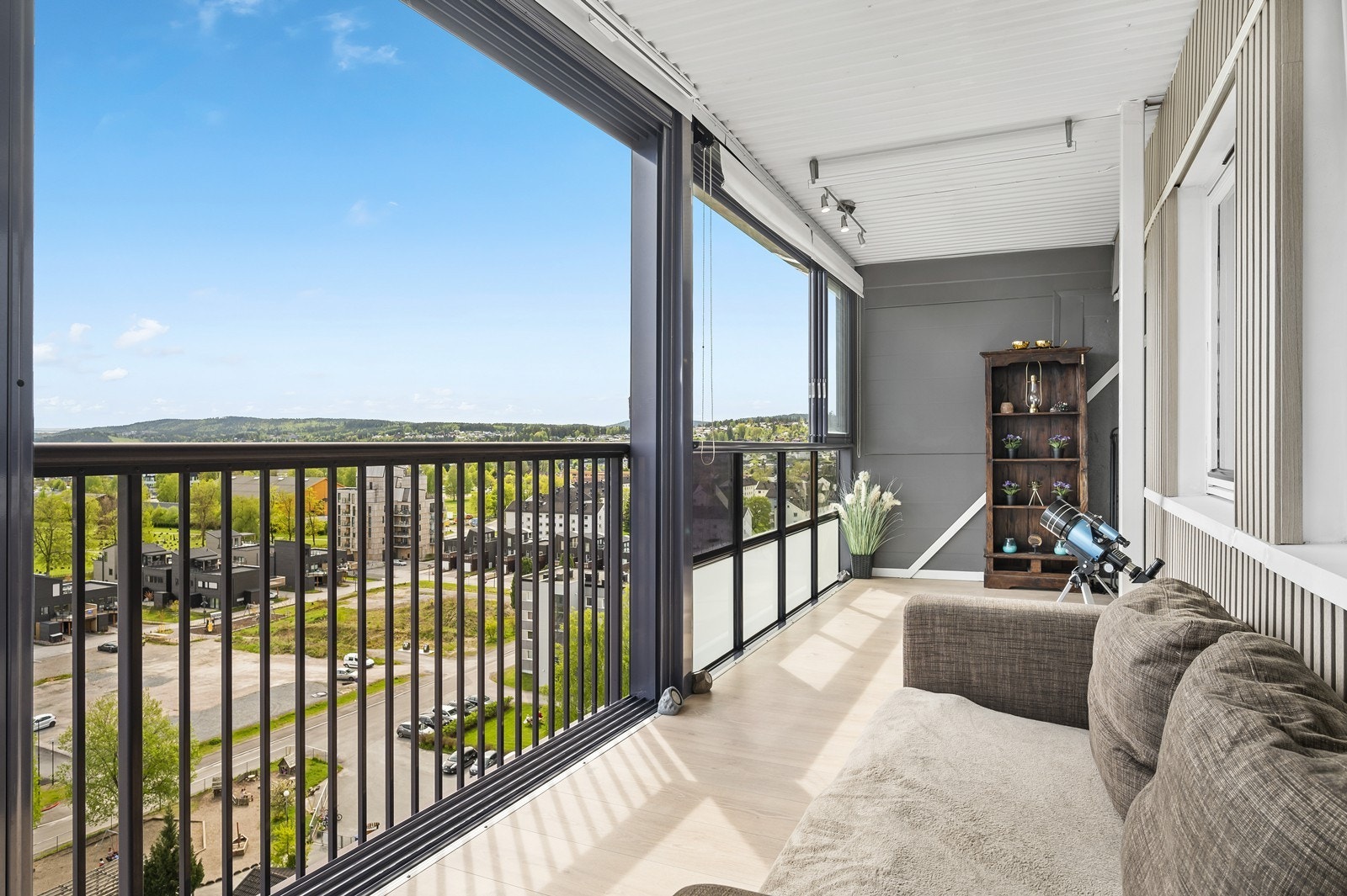 Det er montert solskjerming med lamellgardiner og rullegardiner på balkongen Galleribilde