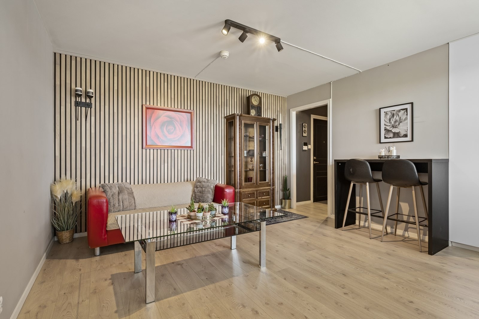 Leiligheten er pent og gjennomført oppusset og bør sees! Galleribilde