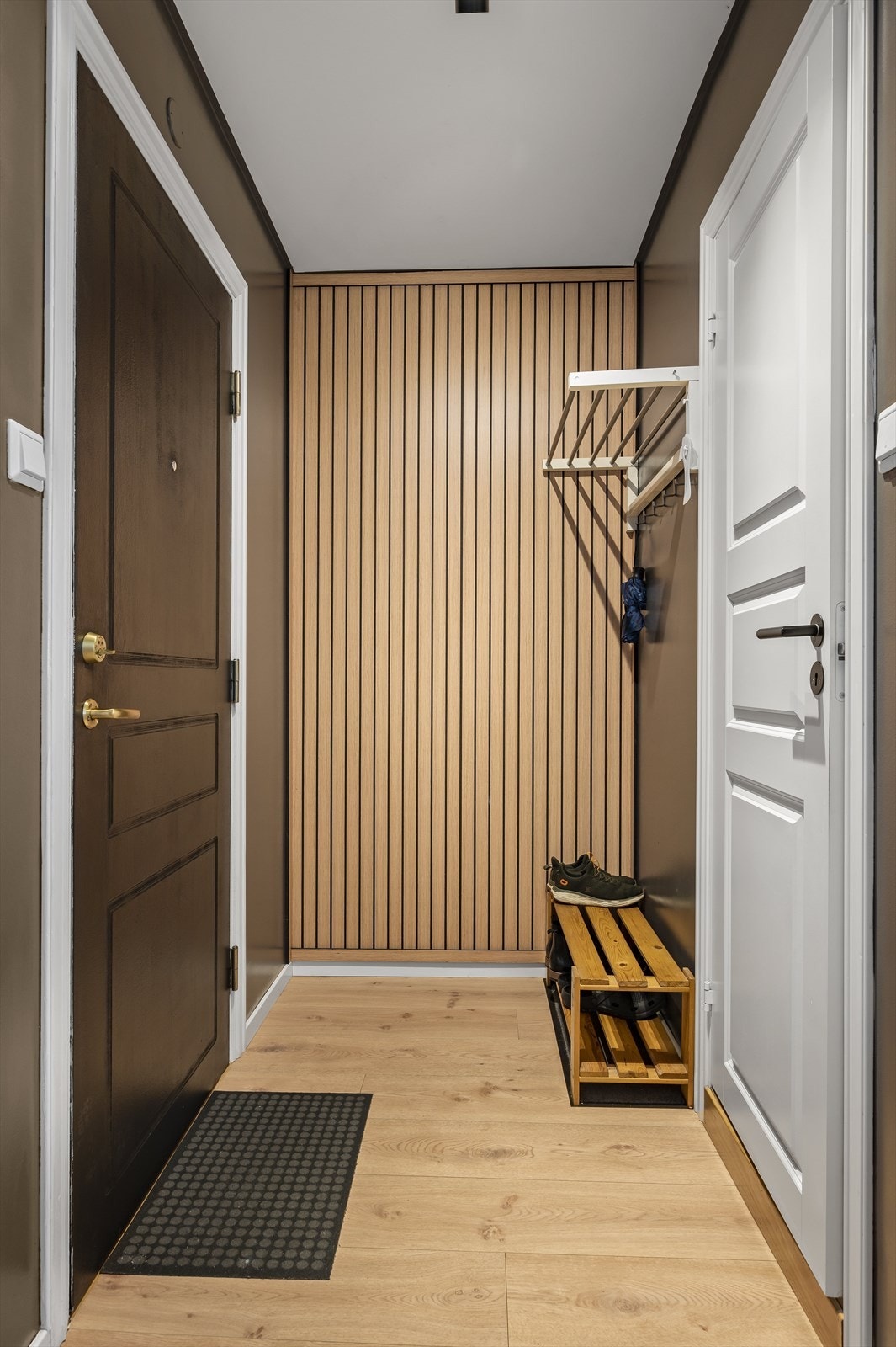 Pen entré med klesoppheng og spilevegg - det er montert video porttelefon som gjør at du ser hvem som ringer på nede Galleribilde