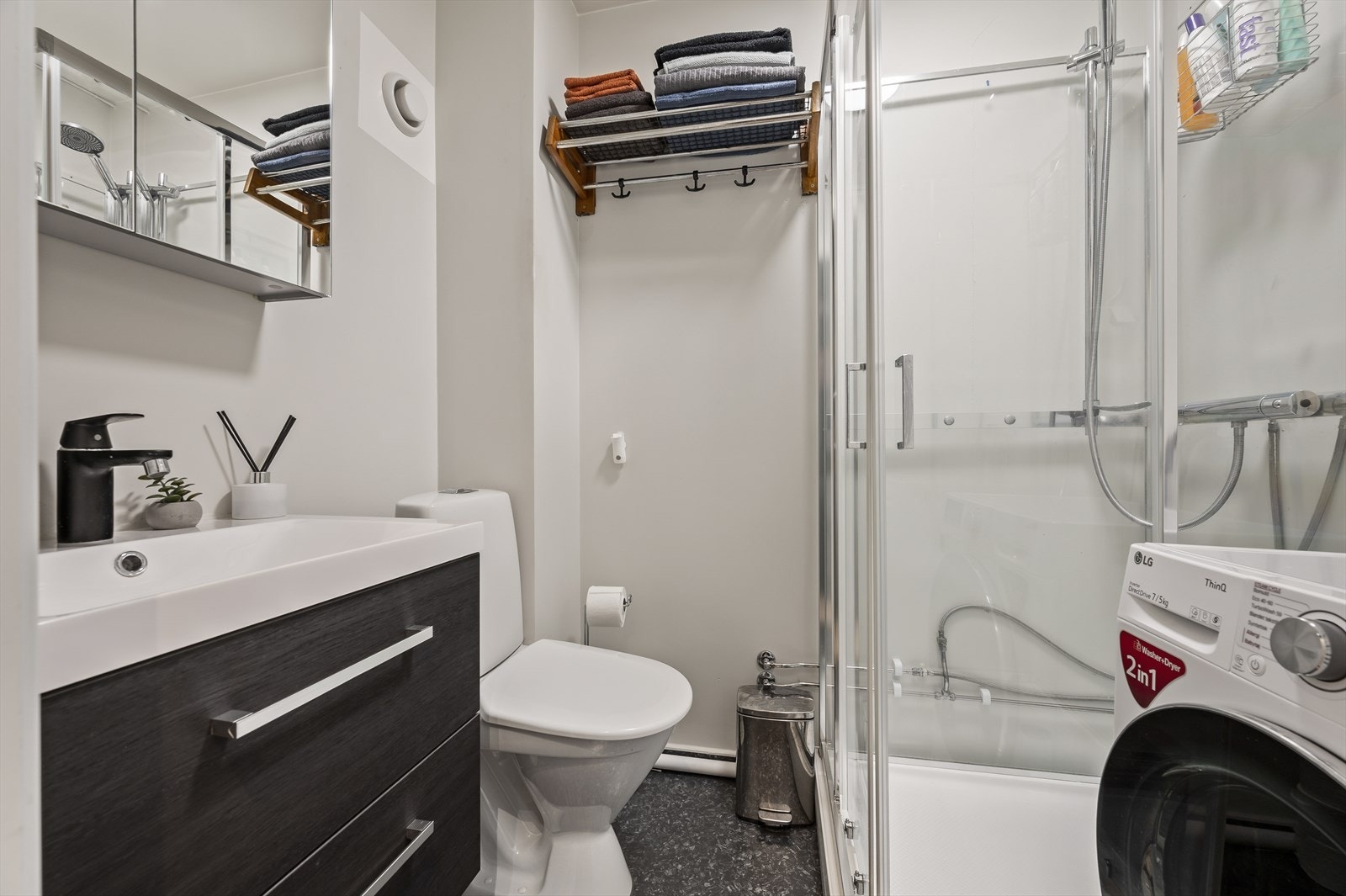 Oppusset bad (blant annet nyere gulvbelegg og plater på vegger) med opplegg til vaskemaskin Galleribilde