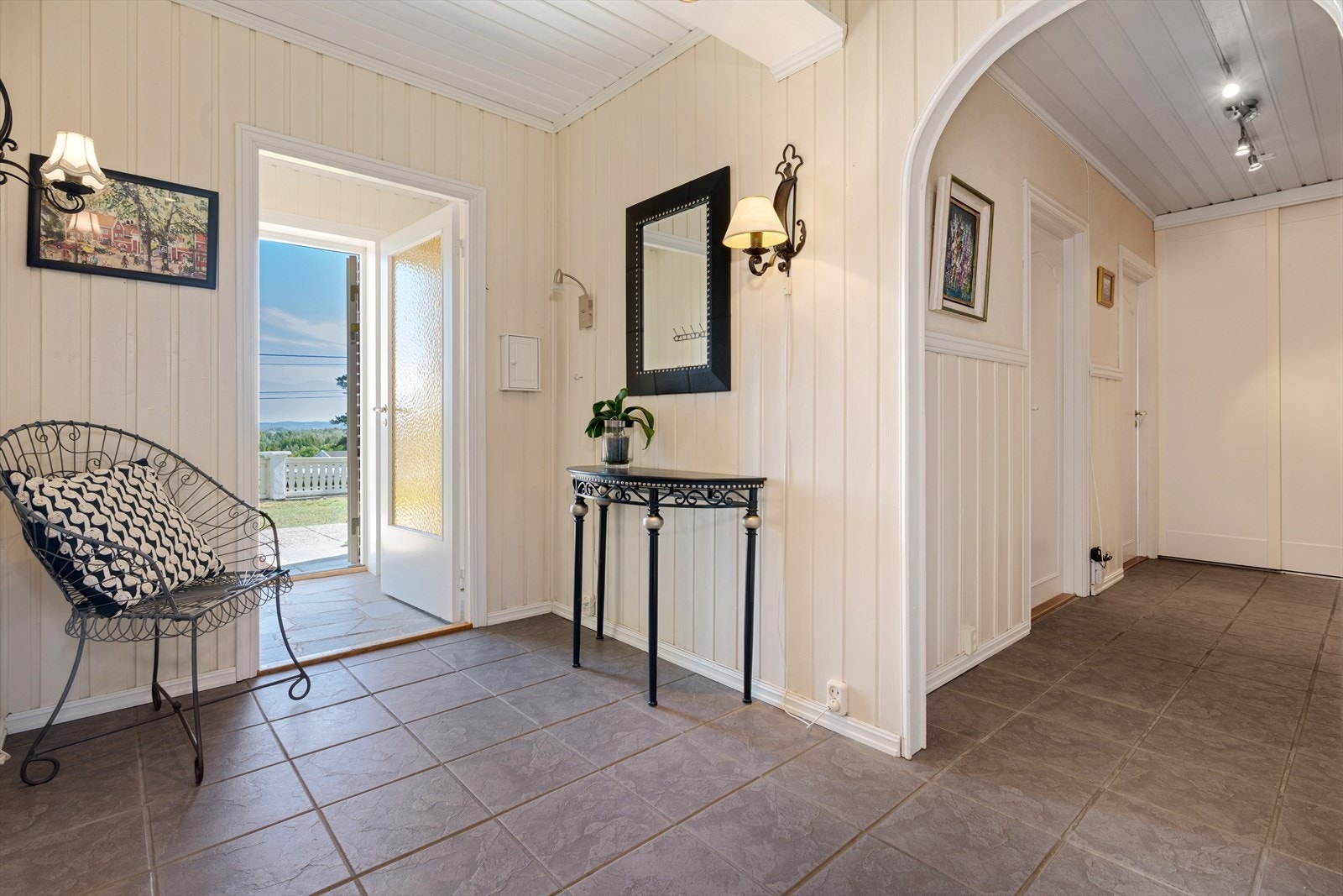 Boligen har en stor entré med god plass til oppbevaringsmøbel. Galleribilde