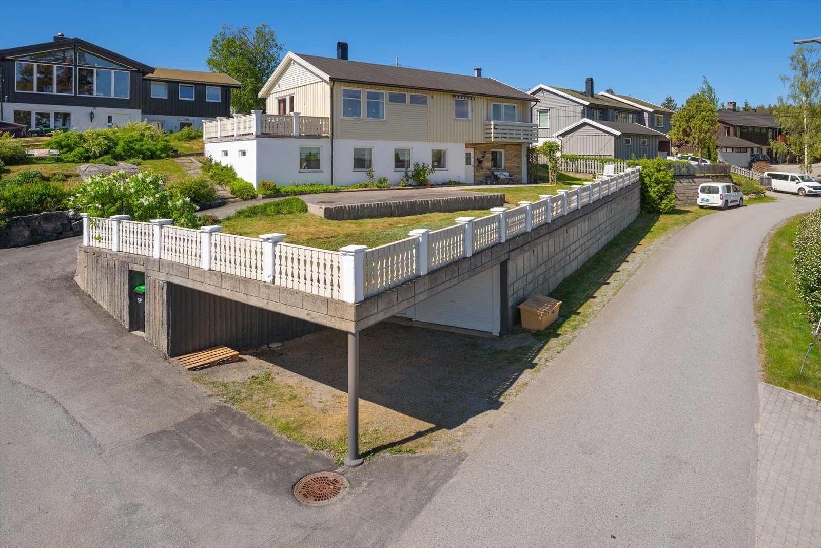 Eiendommen ligger fint i terrenget og har store utearealer. Galleribilde