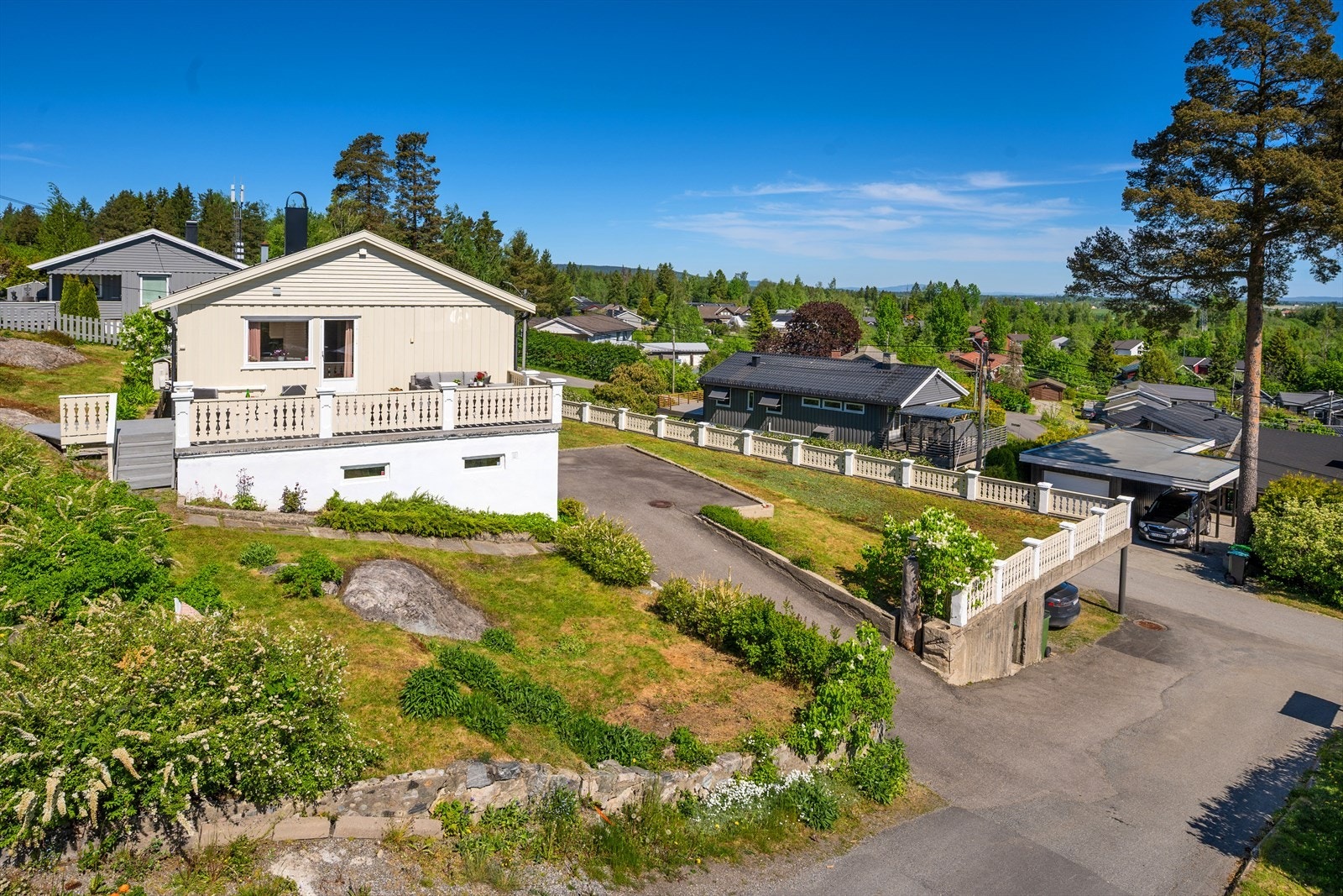Parkering gjøres i garasje, carport og foran boligen. Galleribilde