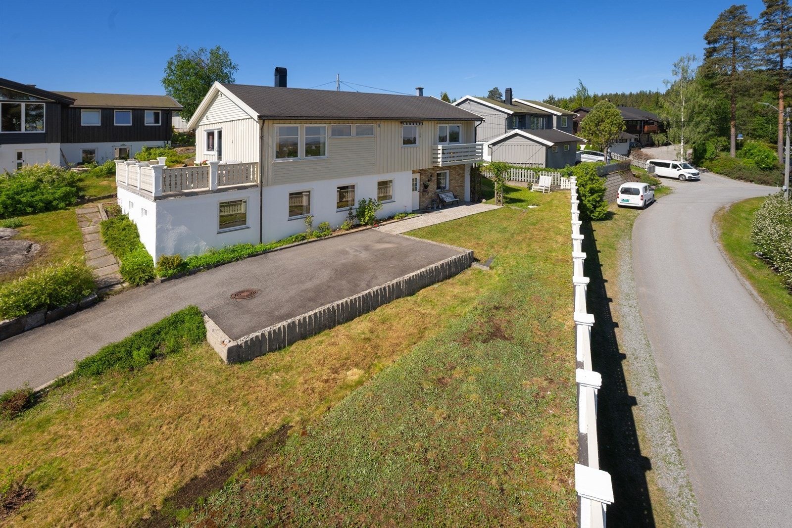 Stor og innholdsrik enebolig over to plan som passer de fleste familiesammensetninger! Galleribilde