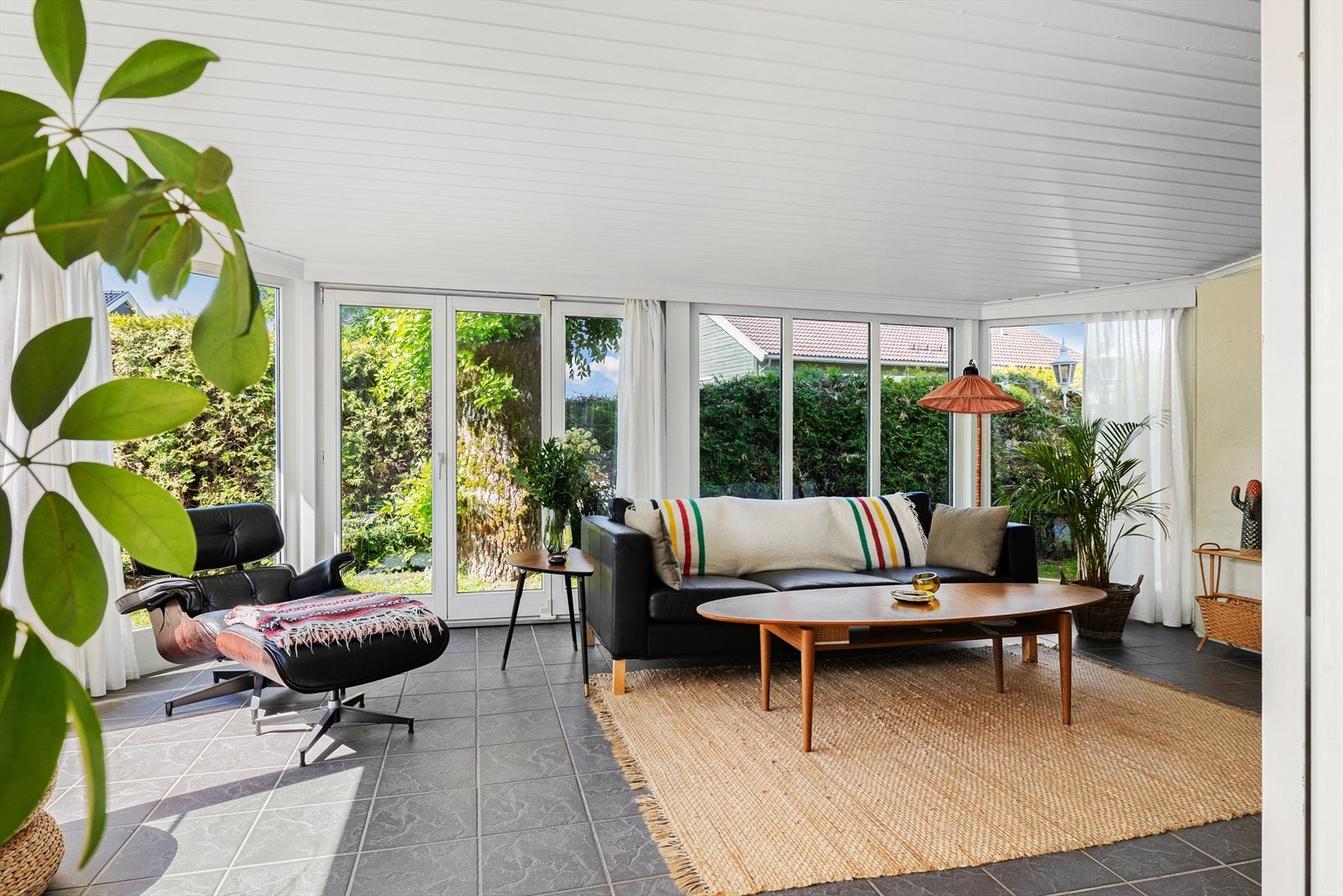 Velkommen til Kong Trygves vei 1B Presentert av Aktiv Eiendomsmegling v/Tea Wærland
Her er det vinduer på alle kanter og egen hage som utsikt Galleribilde