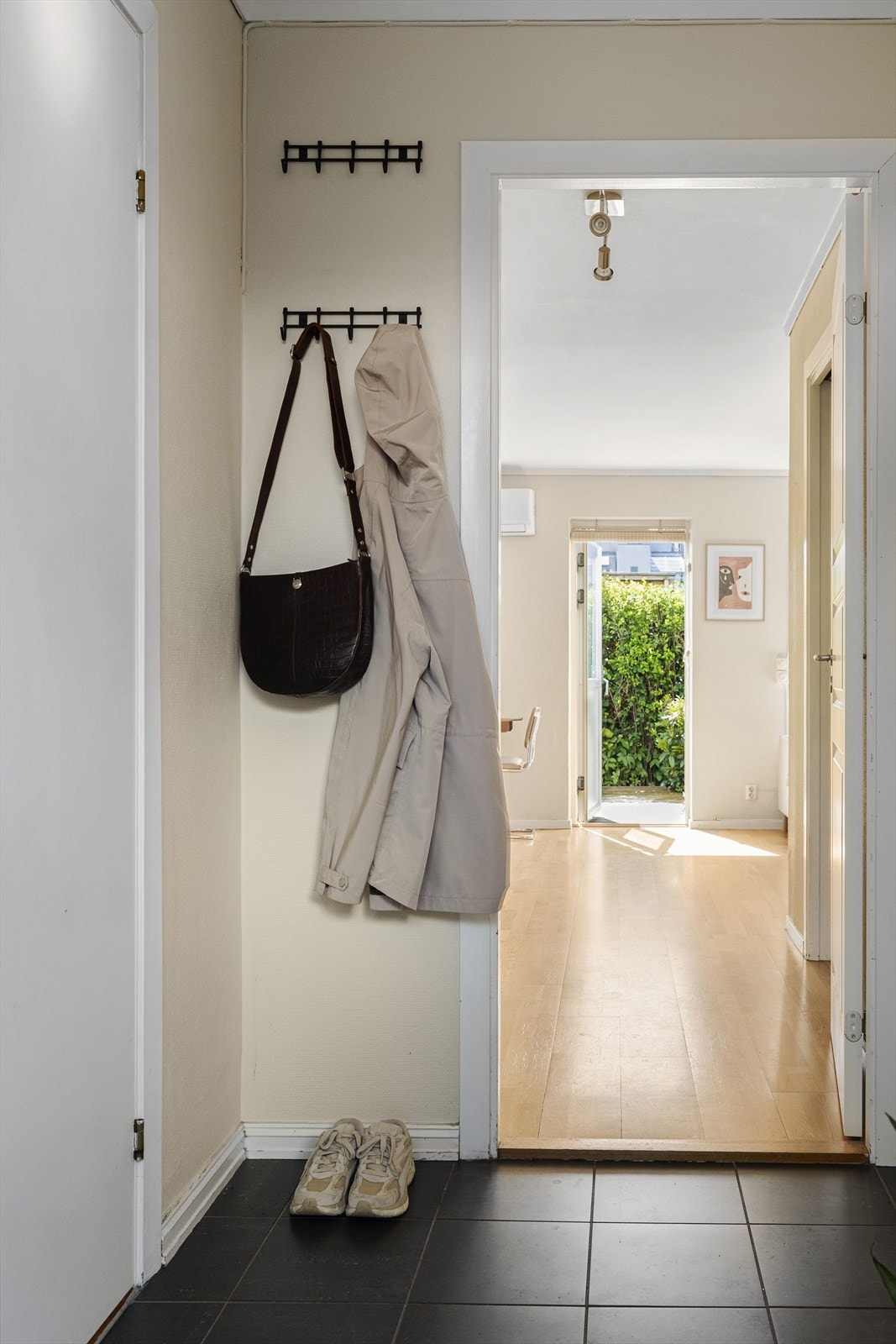 relativt romslig gang med god plass til yttertøy. Praktisk med fliser på gulvene - stor innvendig bod i gangen! Galleribilde