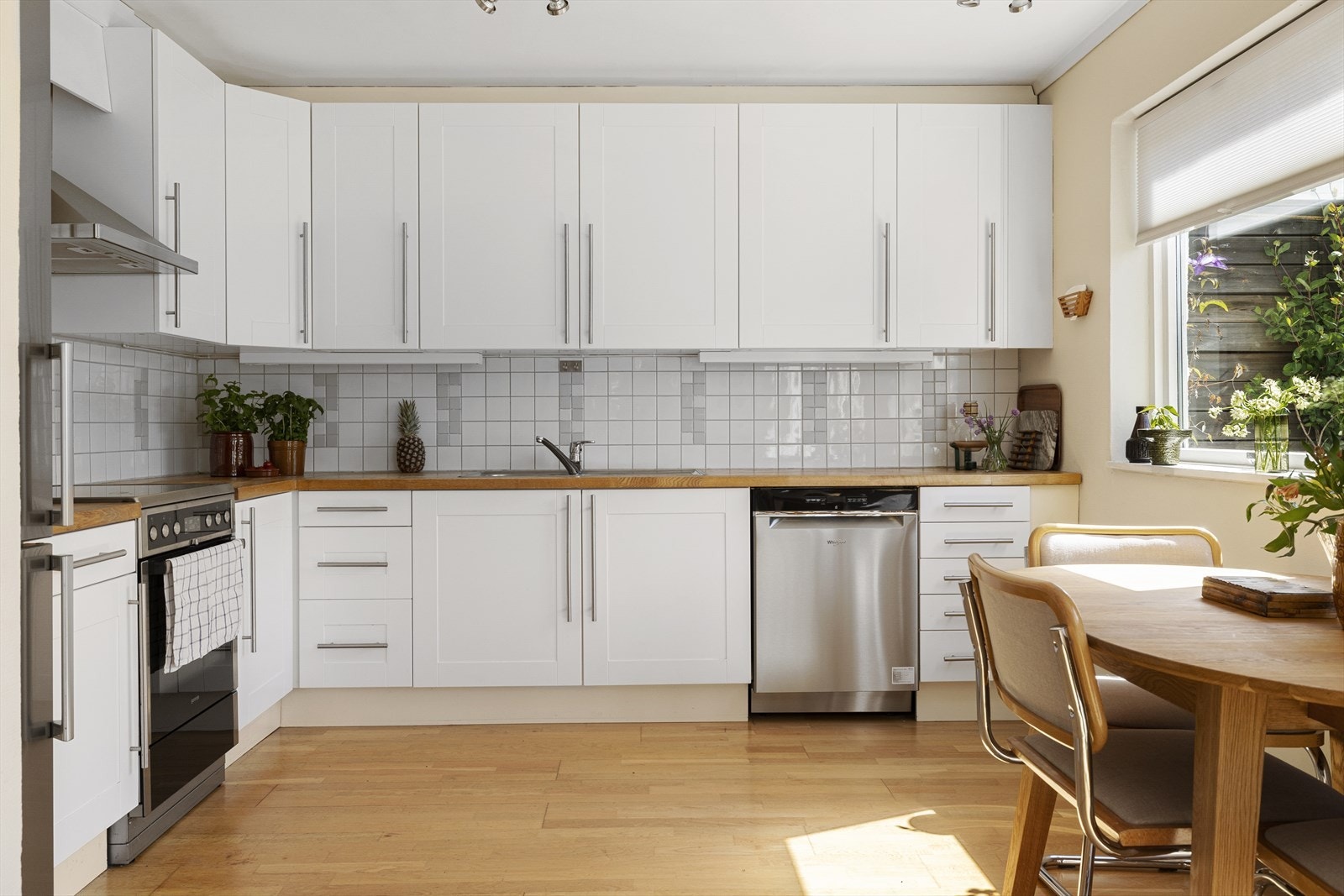 Et moderne kjøkken med mye skap- og benkeplass Galleribilde