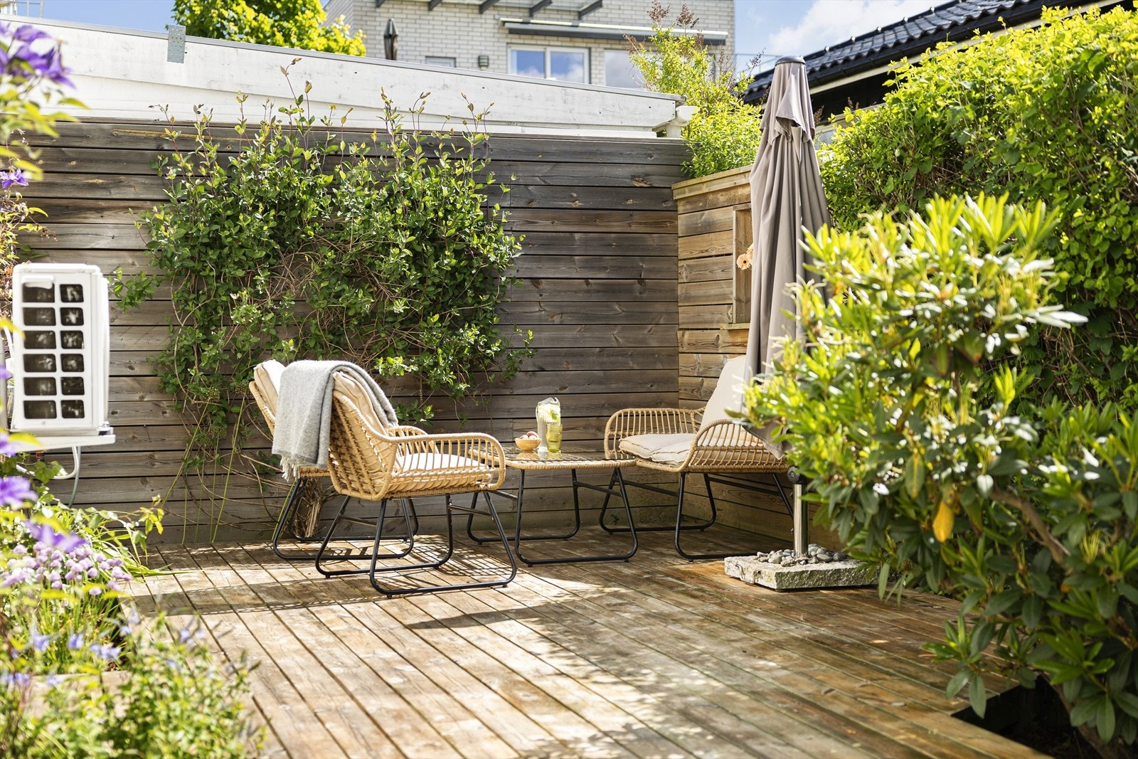 Denne hagen er lett å bli glad i - det er gode solforhold og en oase du bare har drømt om å finne i sentralt i Tønsberg! Galleribilde