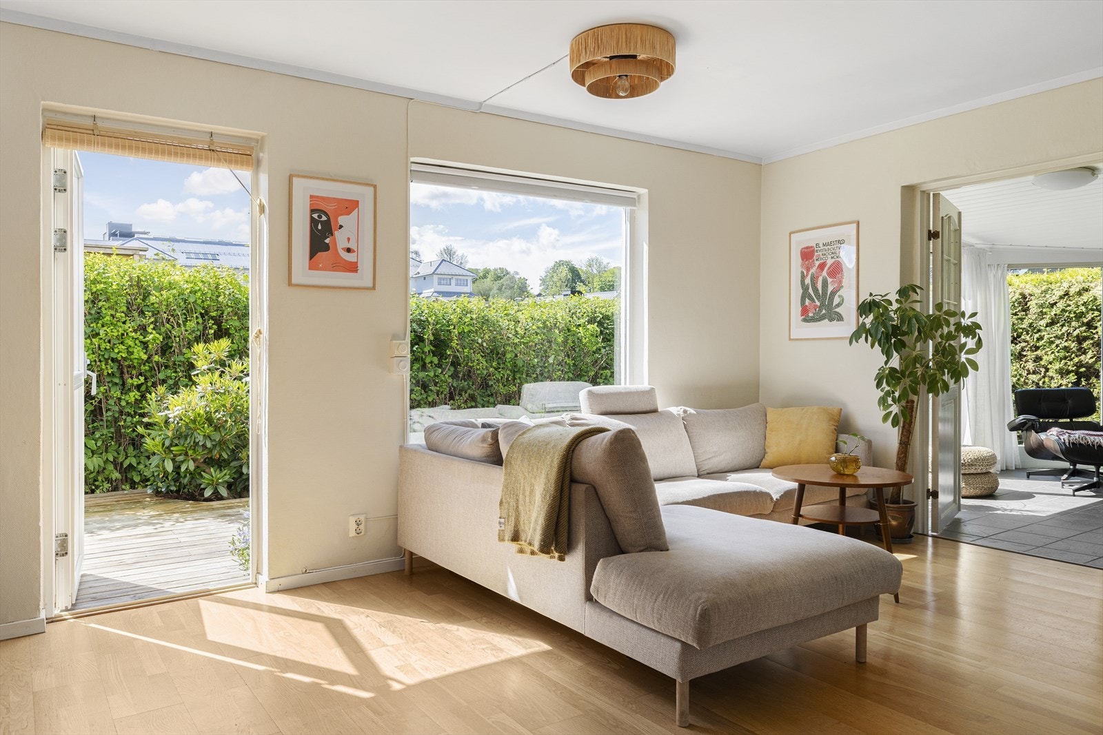 Det er store vindusflater i alle allrom - her går inne- og uterom godt sammen Galleribilde