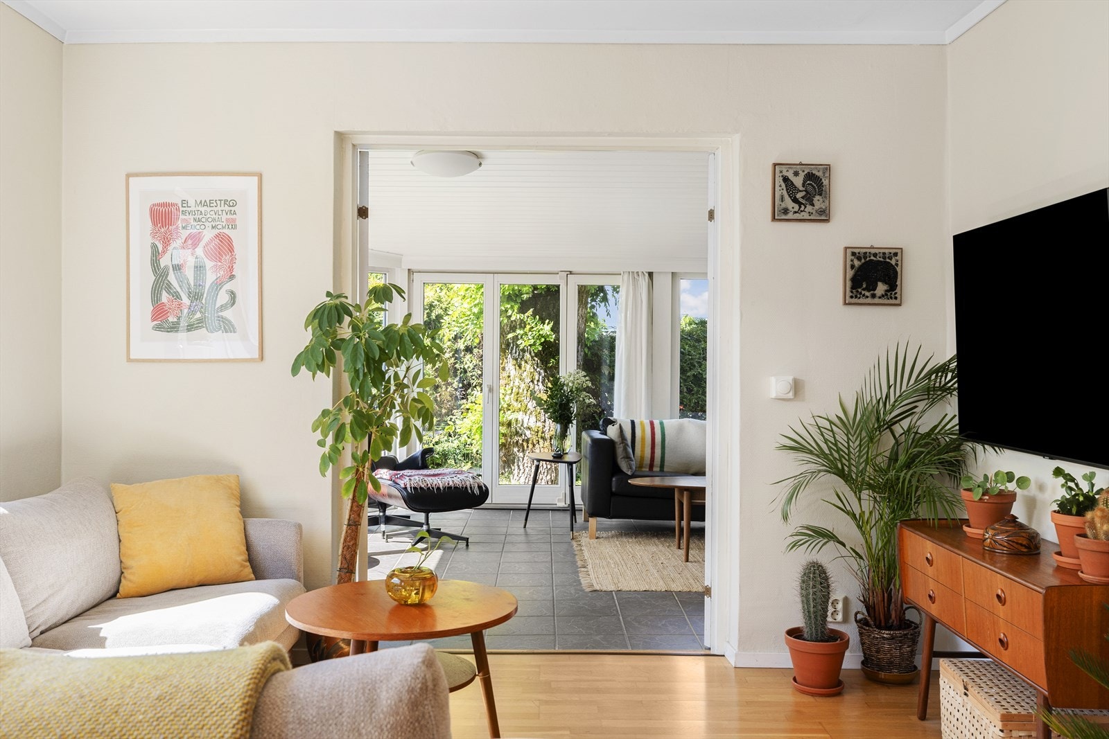 Stuen er lun og har god plass til både sofagruppe og spisebord - her kan hele gjengen se på TV! Galleribilde