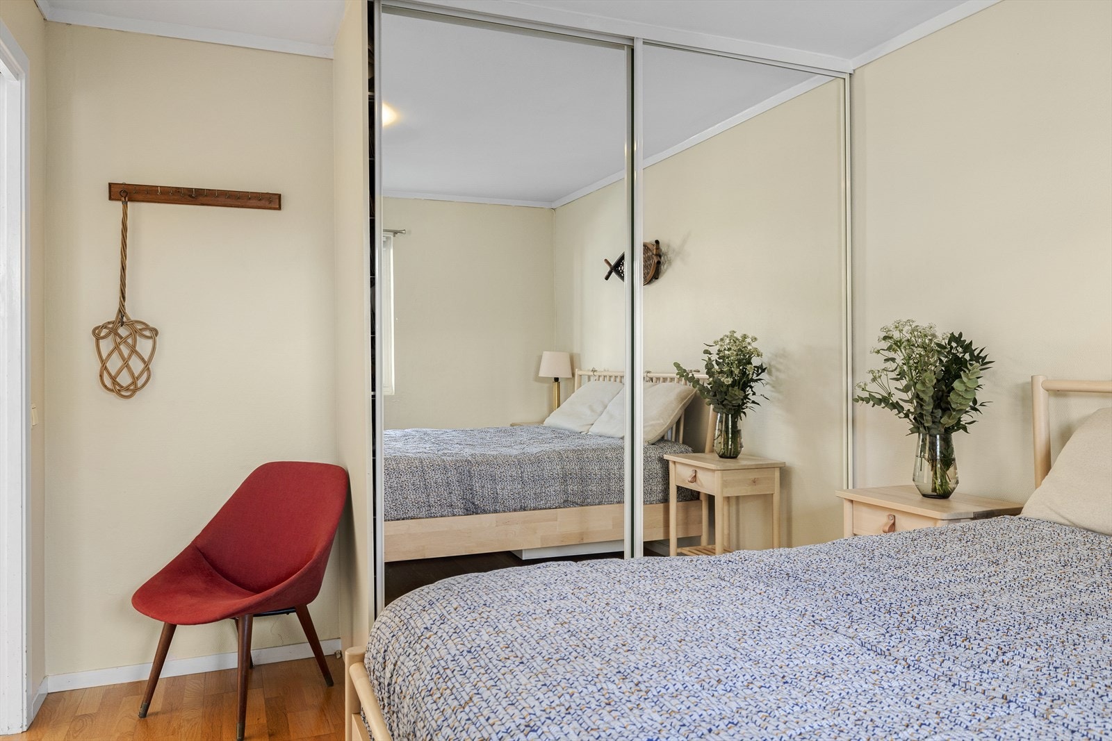 God garderobeløsning med skyvedører - speilfrontene gir en ekstra dybde til rommet Galleribilde