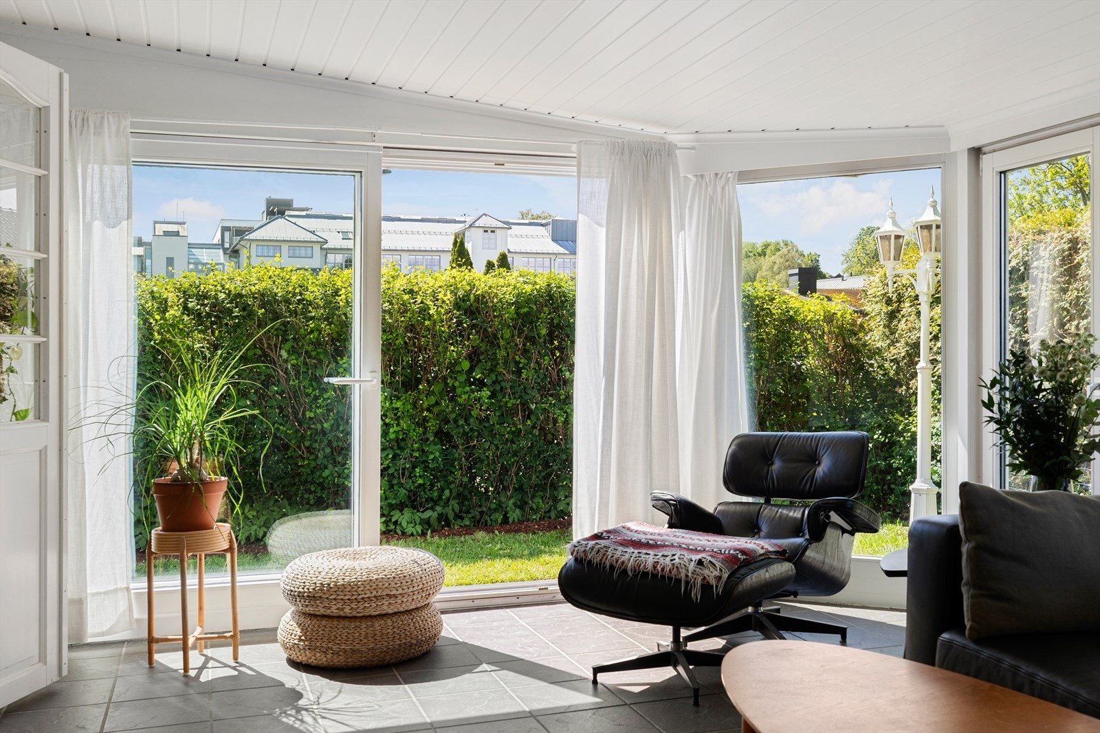 Leiligheten har et helt eget særpreg med blant annet denne nydelige vinterhagen Galleribilde