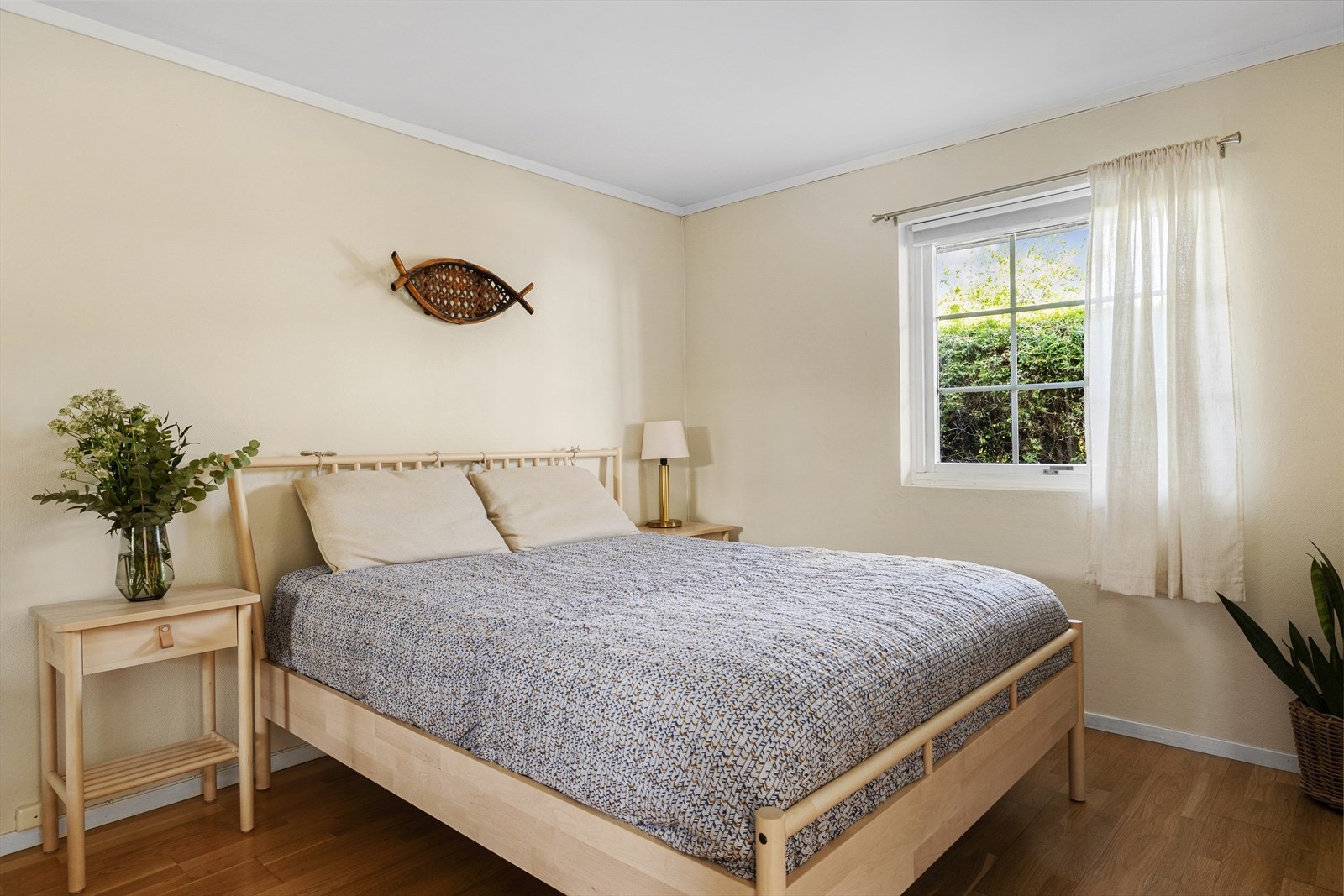 Soverommet er stort og lunt, du ser solen, men solen ser ikke deg Galleribilde