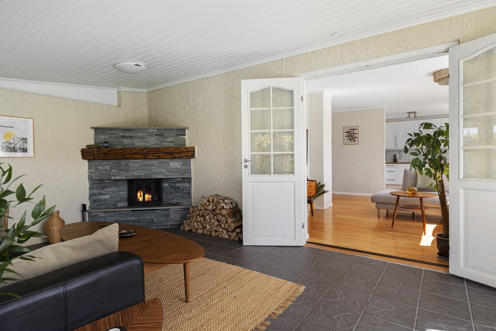 Det er doble glassdører mellom stuene som gir et ytterligere åpent og lyst uttrykk Galleribilde