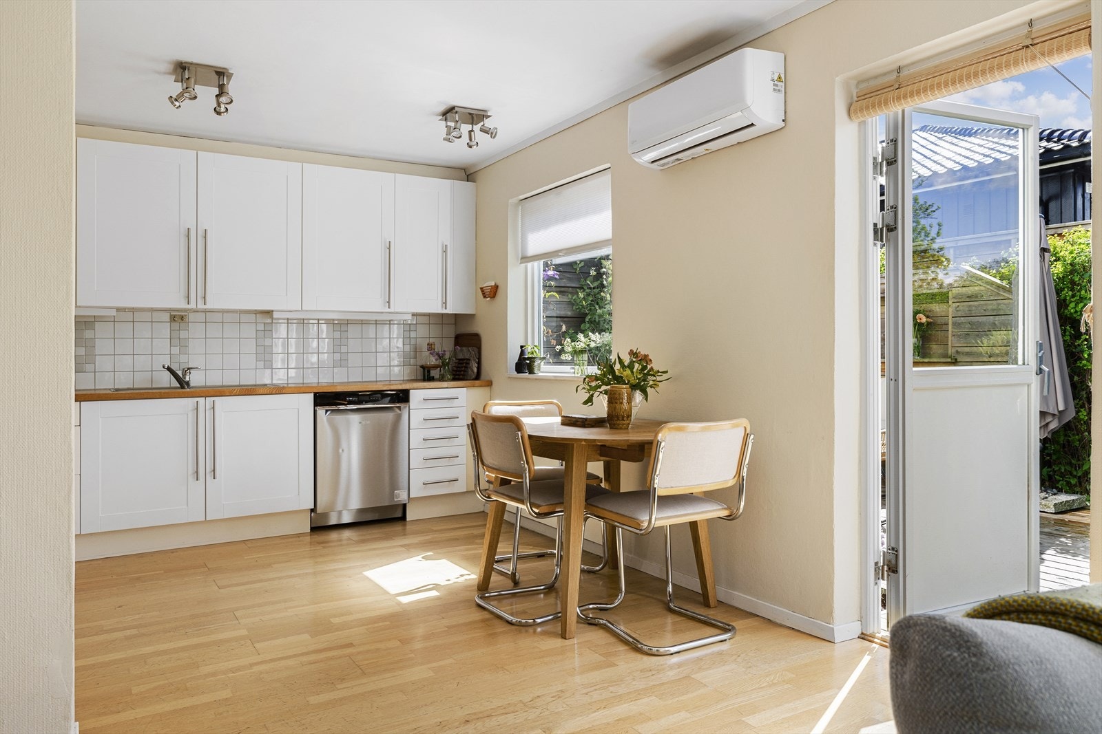 Leiligheten har et praktisk og koselig kjøkken med god plass til spisebordet Galleribilde