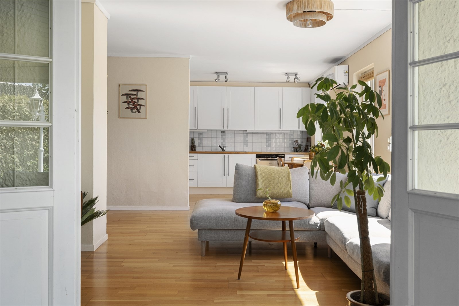 Stue og kjøkken er i en meget velfungerende åpen løsning Galleribilde