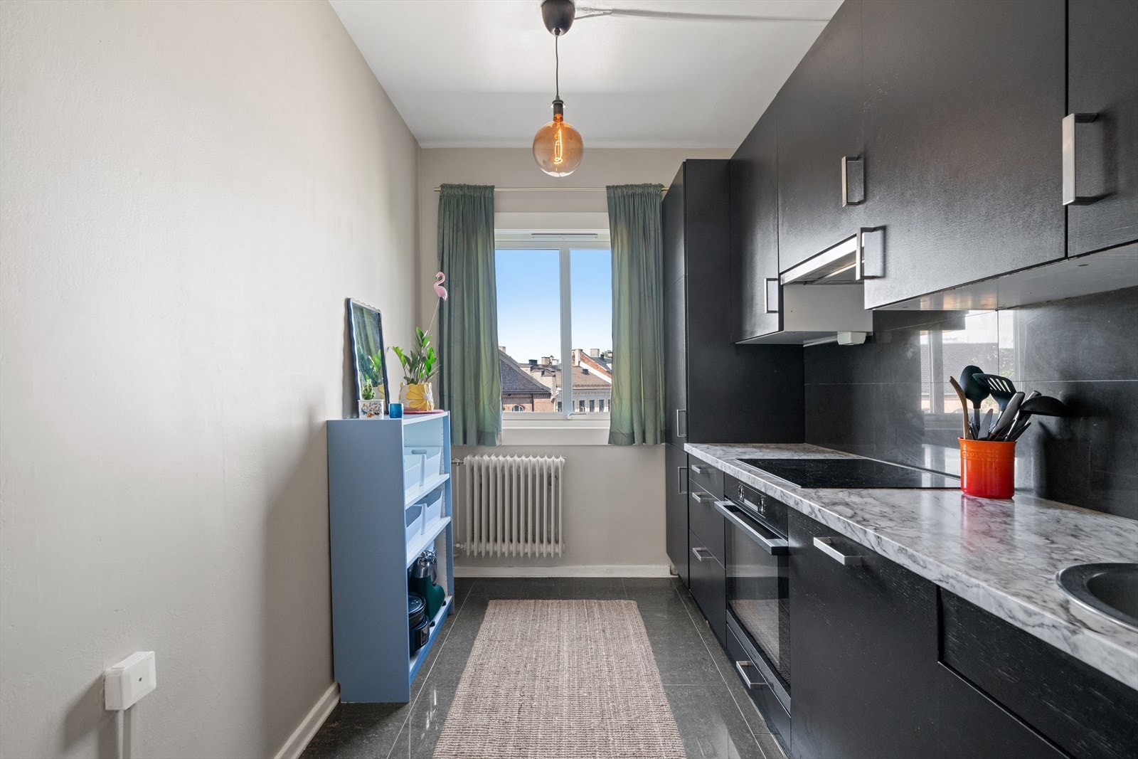 Stilrent kjøkken med mørke fronter, god skapplass og benkeplate i marmor-look. Galleribilde