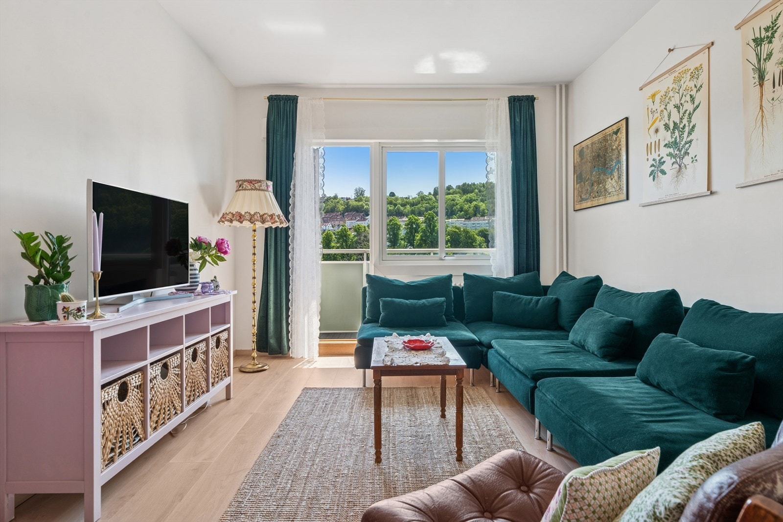 Den åpne planløsningen gir fleksible møbleringsmuligheter - enten du ønsker en koselig tv-krok, spiseplass eller begge deler. Galleribilde