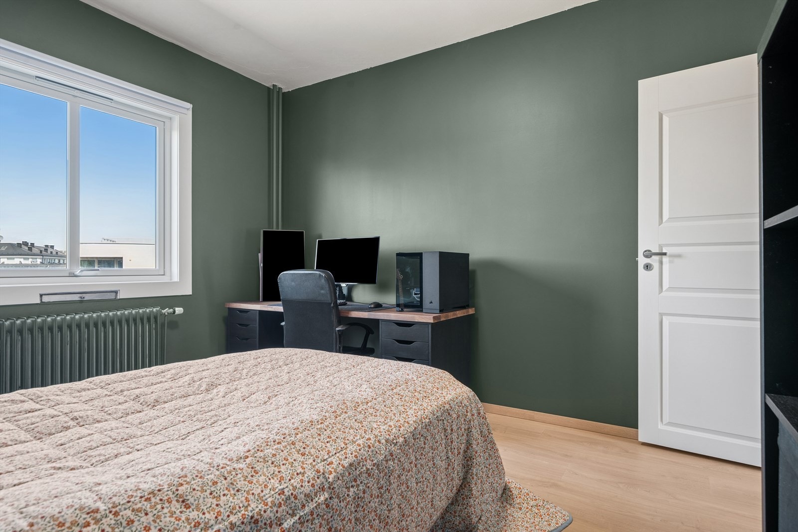 Romslig og lyst soverom med behagelige fargetoner og god plass til både seng og arbeidsstasjon. Galleribilde