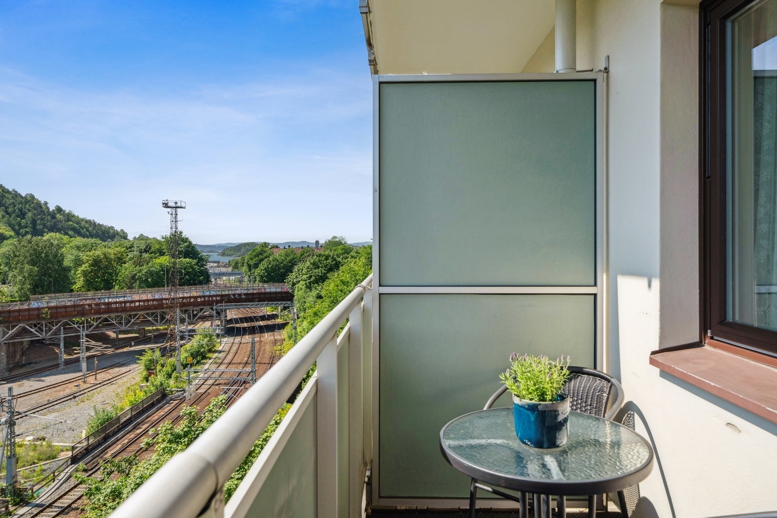 Leiligheten har en koselig og solrik sydvendt balkong på 4 m². Det er god plass til en hyggelig sittegruppe - perfekt for å nyte lange, deilige sommerdager. Galleribilde