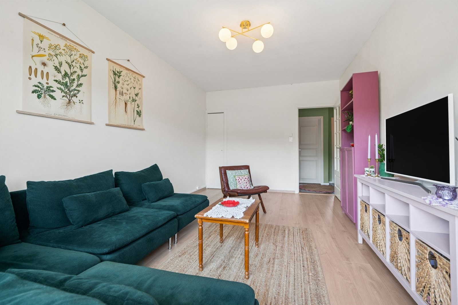 Det er også mulighet for å etablere kjøkken i stuen og gjøre om det eksisterende kjøkkenet til et ekstra soverom - med enkel tilgang til vannrør via veggen mot badet. Galleribilde