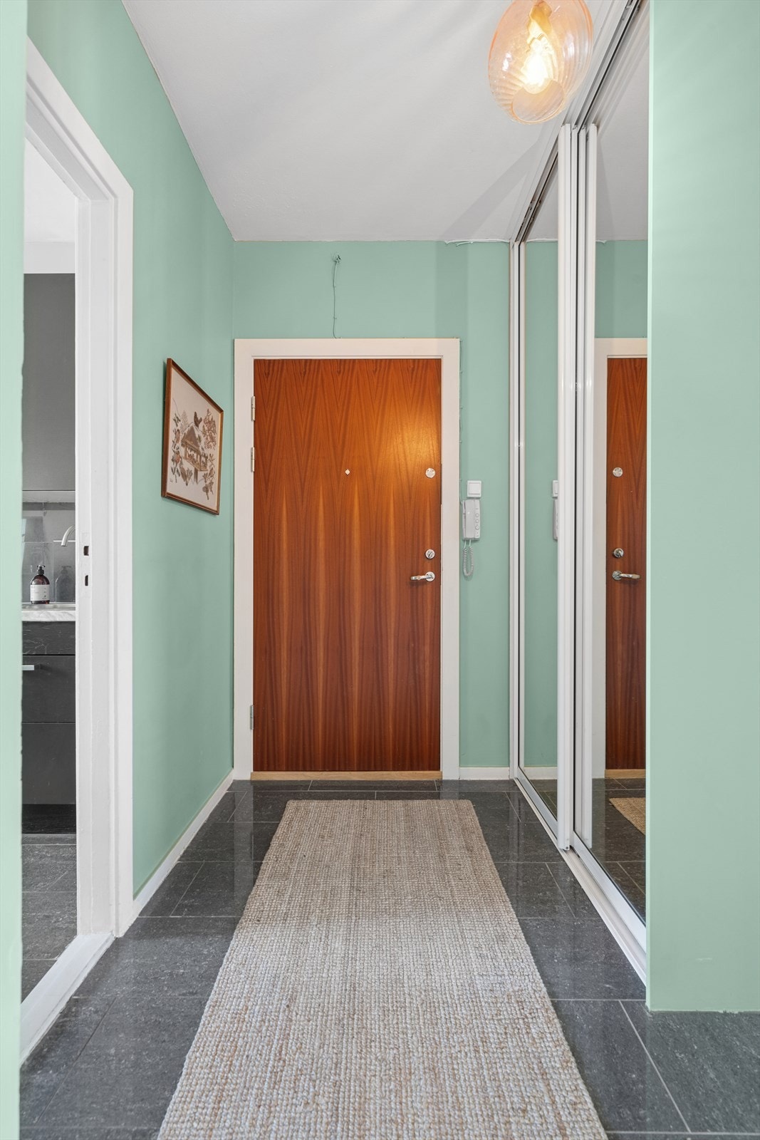 Gangen fungerer som en naturlig fordeling av leilighetens rom. Galleribilde