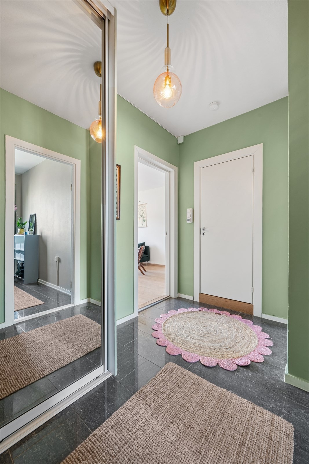 Velkommen inn! Boligen har et hyggelig og funksjonelt inngangsparti med et stort garderobeskap som gir plass til yttertøy og sko. Galleribilde