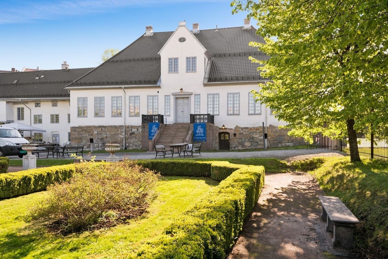 Det er også flere hyggelige spisesteder i nærheten. Her fra populære Ladegården som ligger bare 3 minutters gange fra leiligheten. Galleribilde