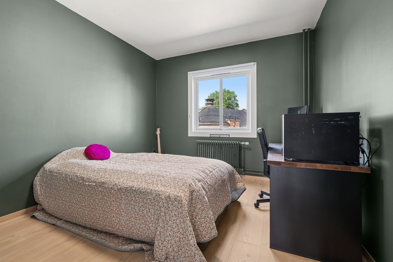 Et stille rom med vindu vendt mot rolige omgivelser. Her er det også god plass til garderobeskap om ønskelig! Galleribilde