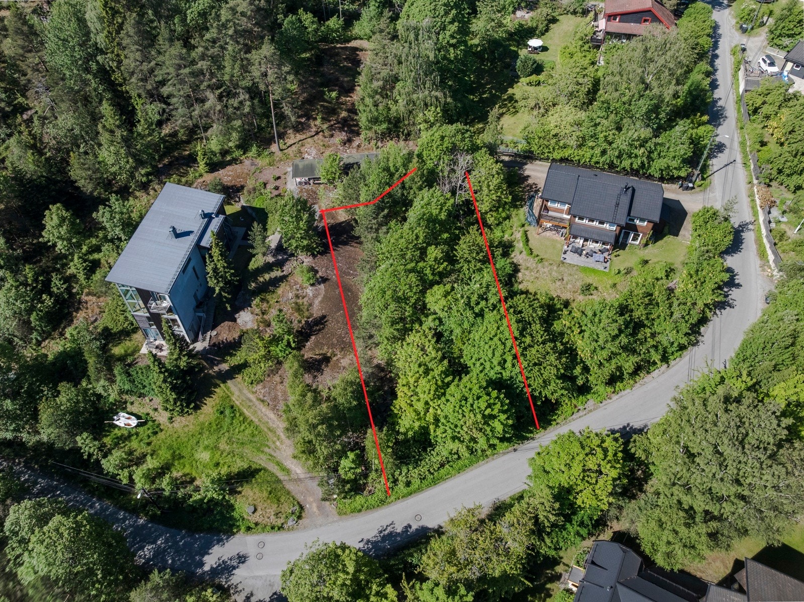 Dronebilde med tomtegrense - opptegnede grenser er kun ca. for å illustrere området. Galleribilde