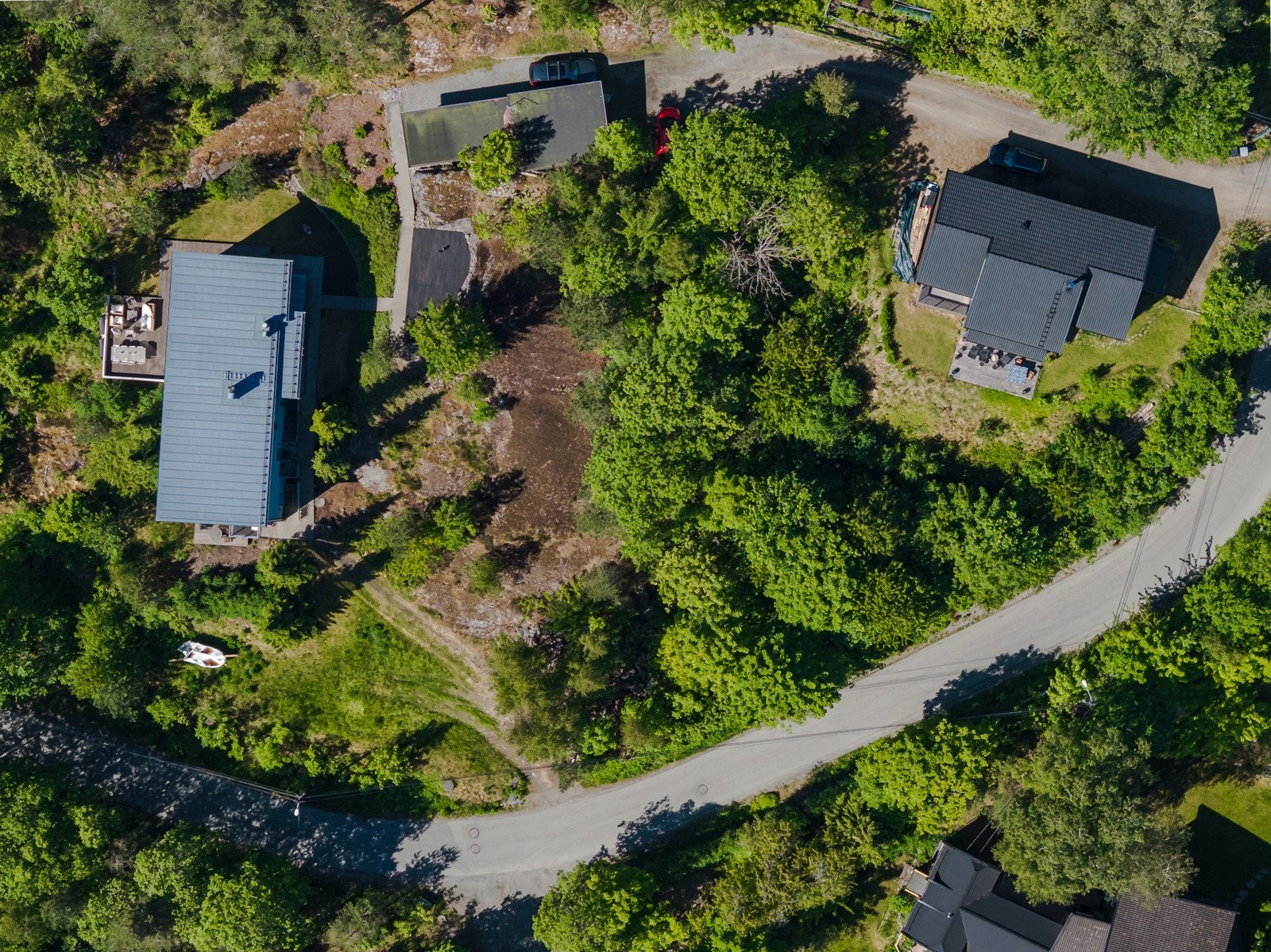 Regulert for enebolig. Bilvei helt frem Galleribilde