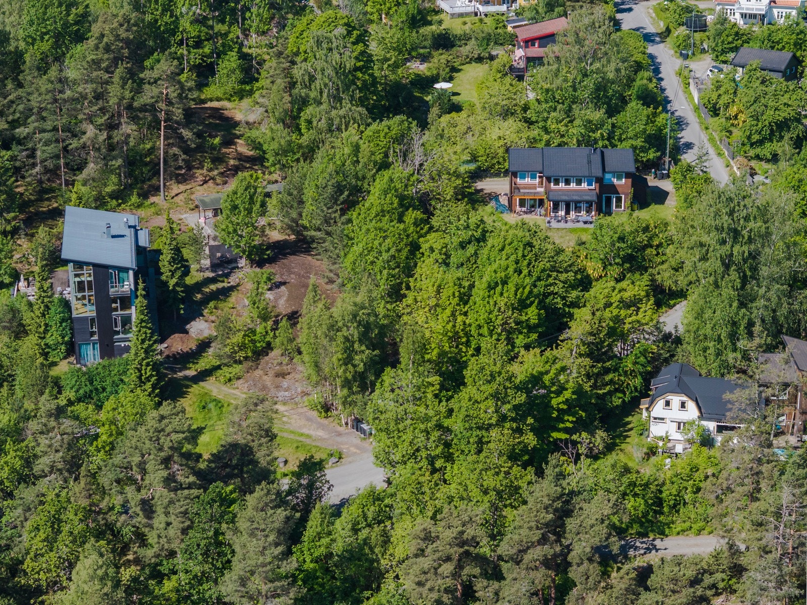 Tomten er beliggende i et populært nyetablert boligområde med villabebyggelse og fritidseiendommer på Fjordvangen på Nesoddens østside Galleribilde