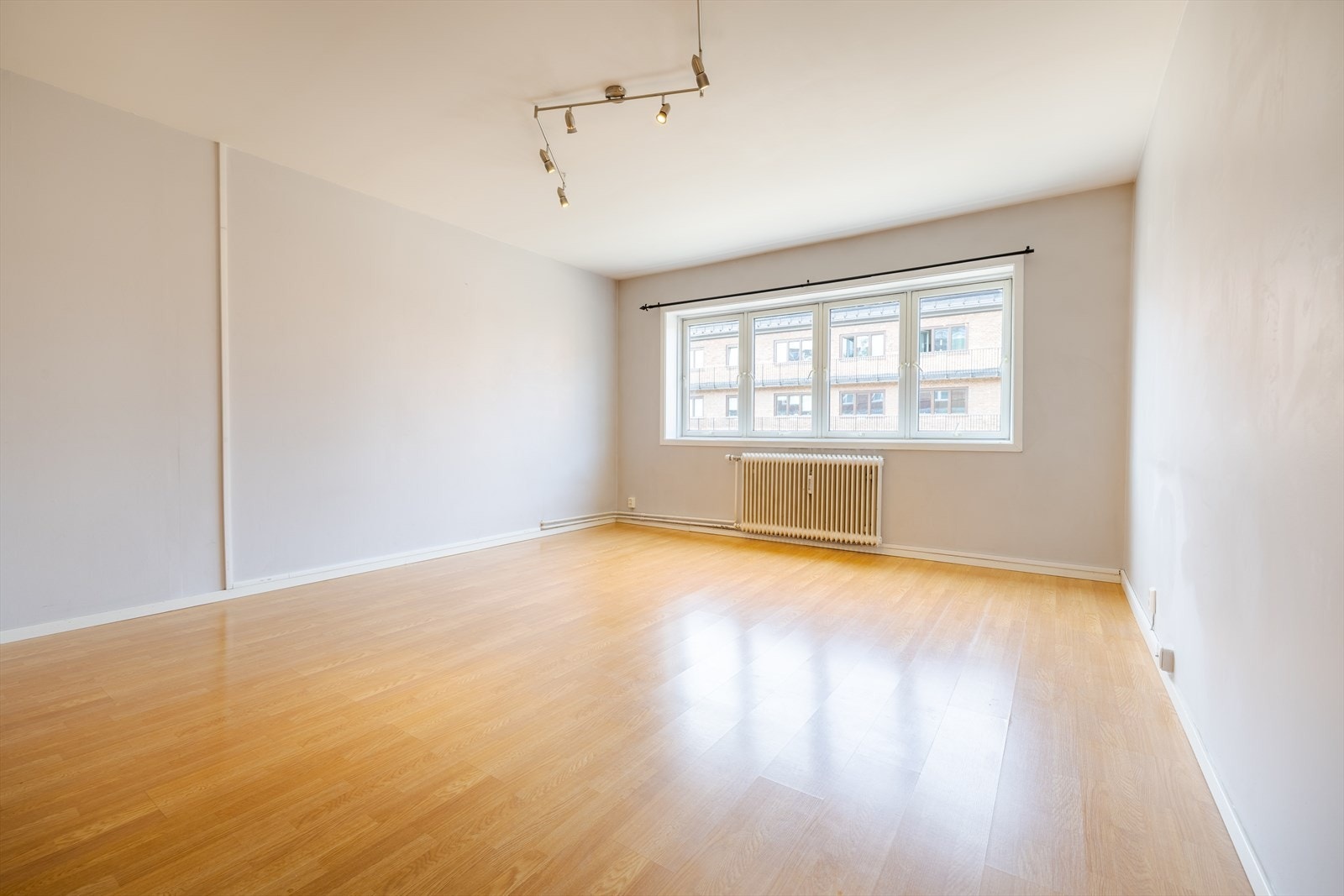 Stor og romslig stue med godt innslipp av lys. Galleribilde