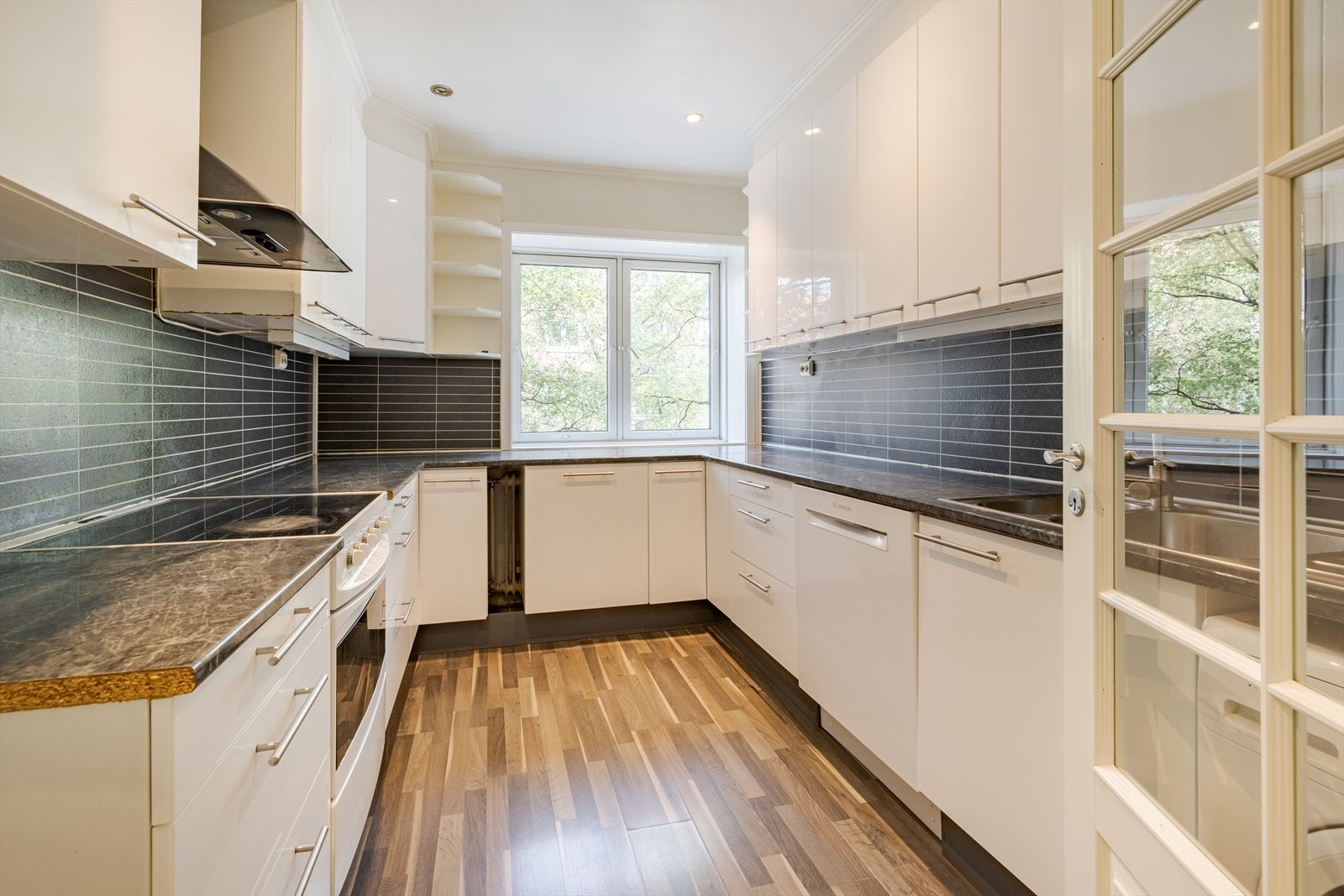 Her har du god skapplass og arbeidsplass på benk. Galleribilde