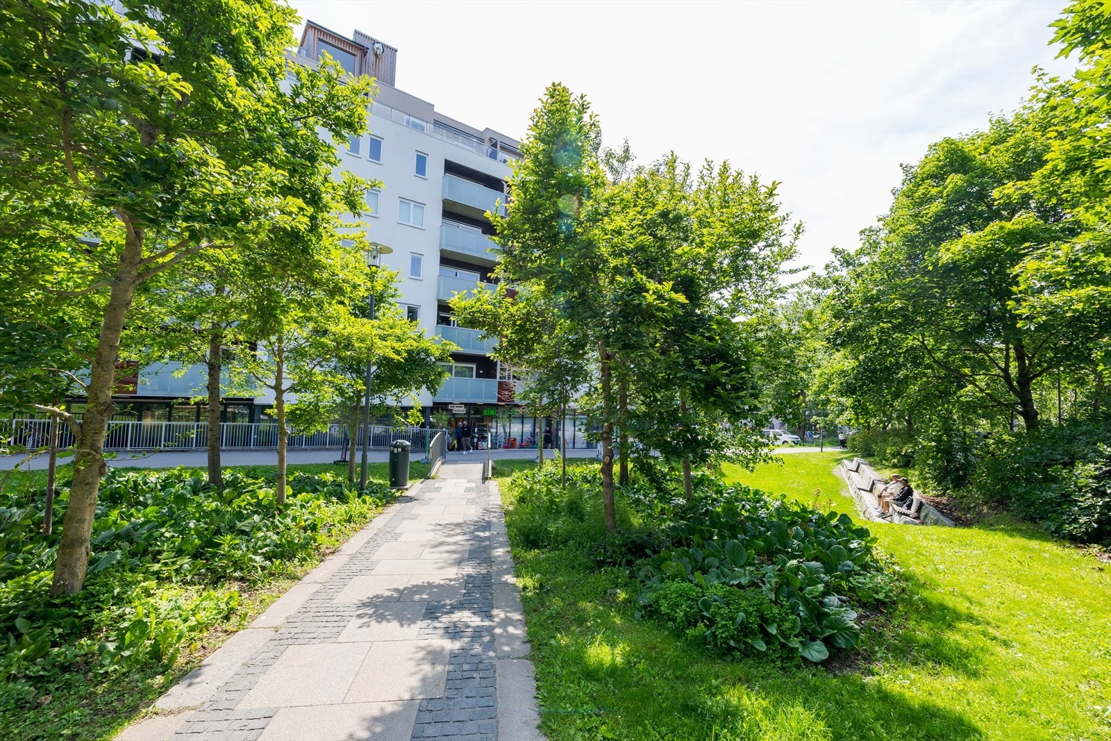 Leiligheten ligger sentralt til med kort avstand til parker og butikker. Galleribilde