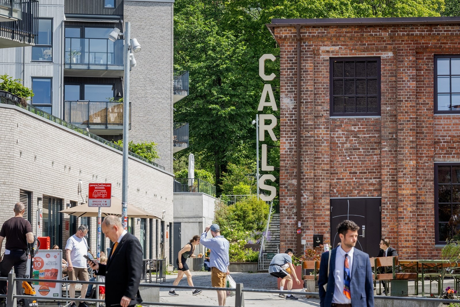 Like i nærheten finner vi Carls. Dette er et samlingspunkt for bydelen. Galleribilde