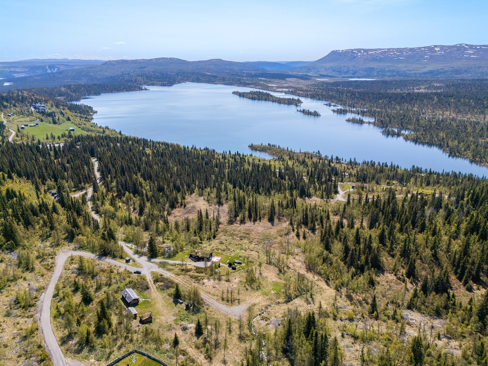 Området byr på et rikt turterreng med mange merkede stier og løyper, samt fiske- og badevann. Galleribilde
