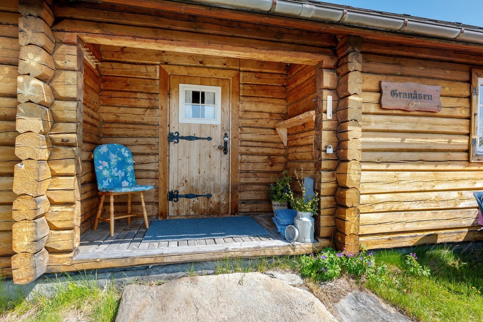 Hytta har et sjarmerende, overbygd inngangsparti. Galleribilde
